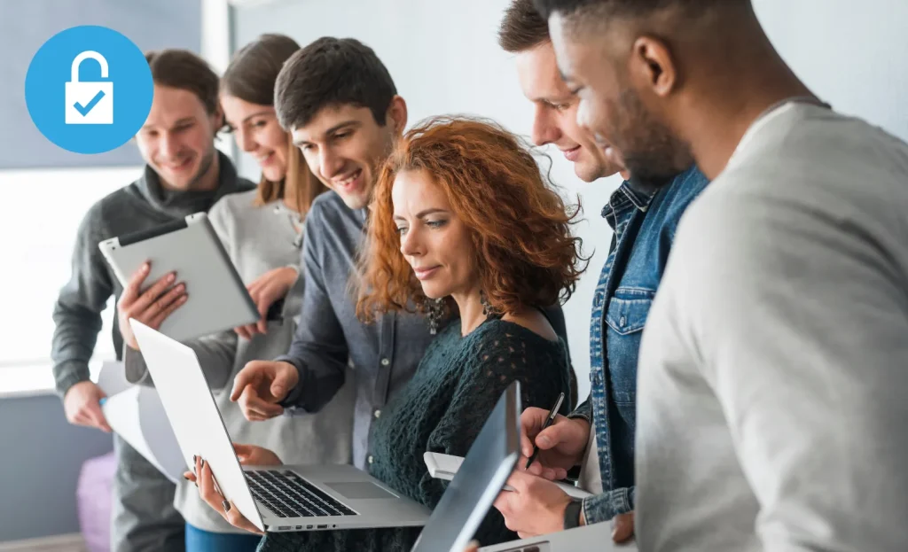 mensen die samen naar een laptop kijken