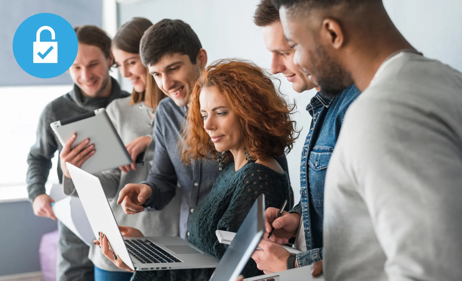 mensen die samen naar een laptop kijken