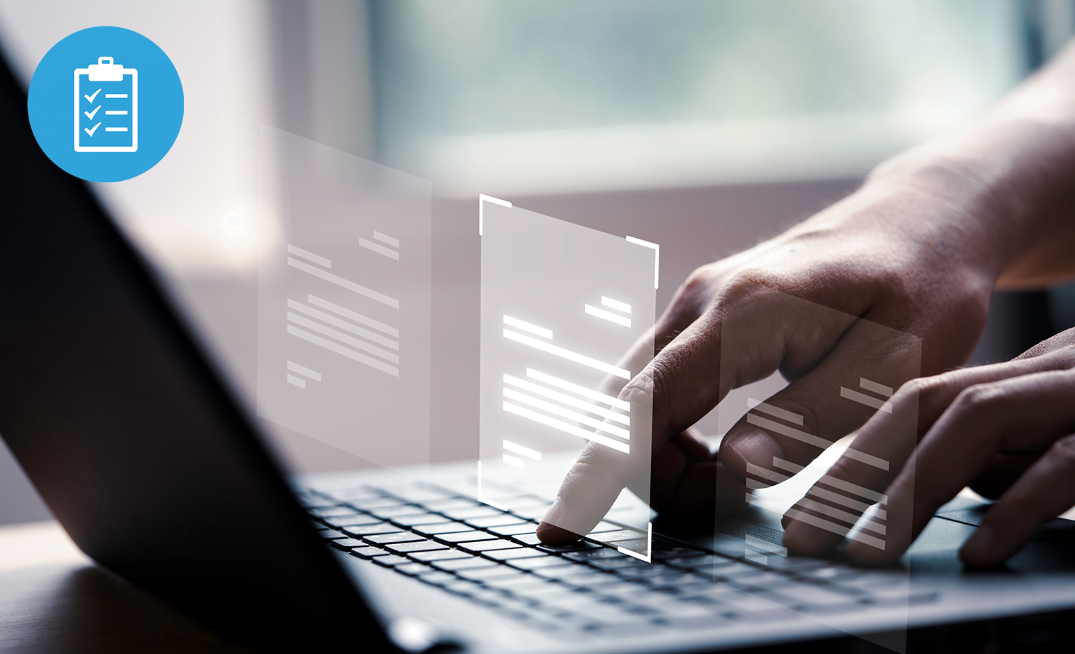 handen die op een laptop typen