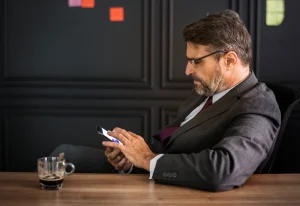 man met zero trust op zijn telefoon