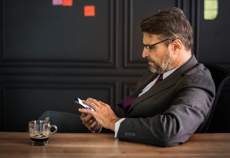 man met zero trust op zijn telefoon